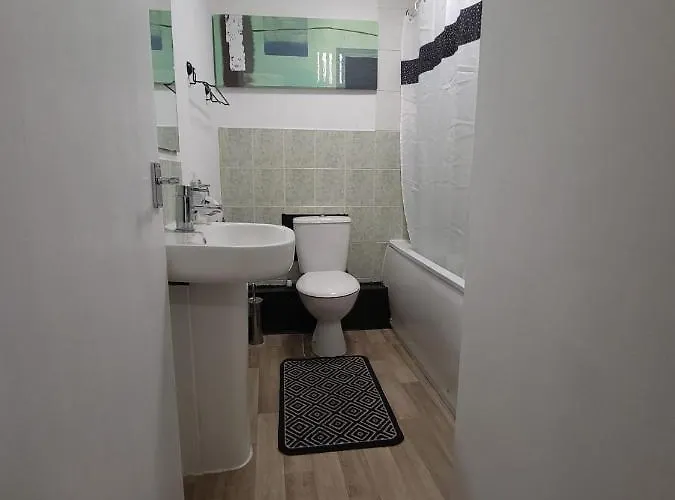 Bradley Stoke Retreat: Refurbished For Extended Group Apartment