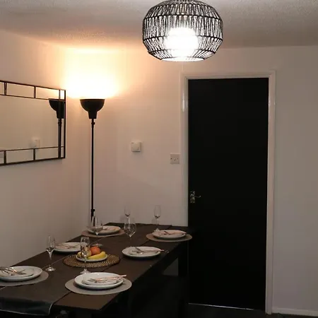 Bradley Stoke Retreat: Refurbished For Extended Group *