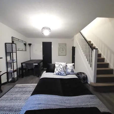 Newly Refurbished In Bradley Stoke, Near Cribbs Causeway, Bristol, For Long Stays, Group Stays, Contractors, Sleeps Up To 7 Guests, Free Parking!! * Bristol