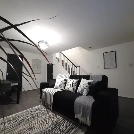 Newly Refurbished In Bradley Stoke, Near Cribbs Causeway, Bristol, For Long Stays, Group Stays, Contractors, Sleeps Up To 7 Guests, Free Parking!!