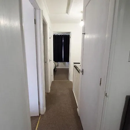 Newly Refurbished In Bradley Stoke, Near Cribbs Causeway, Bristol, For Long Stays, Group Stays, Contractors, Sleeps Up To 7 Guests, Free Parking!! Apartamento Bristol