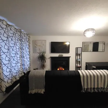 Newly Refurbished In Bradley Stoke, Near Cribbs Causeway, Bristol, For Long Stays, Group Stays, Contractors, Sleeps Up To 7 Guests, Free Parking!! 아파트