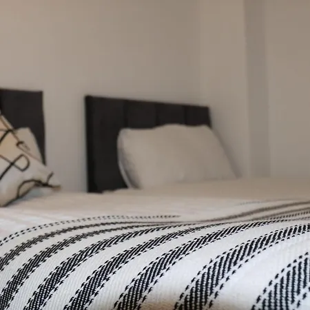 Newly Refurbished In Bradley Stoke, Near Cribbs Causeway, Bristol, For Long Stays, Group Stays, Contractors, Sleeps Up To 7 Guests, Free Parking!! Apartmán Bristol