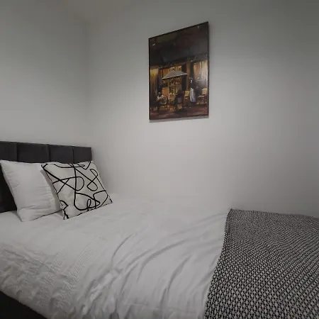 Bradley Stoke Retreat: Refurbished For Extended Group *