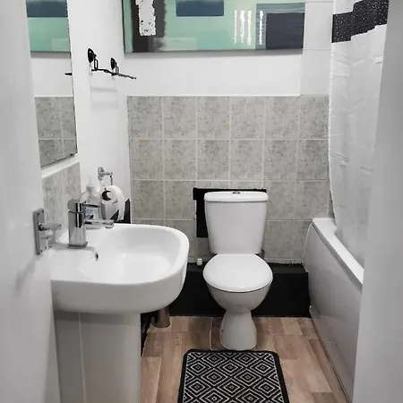 Newly Refurbished In Bradley Stoke, Near Cribbs Causeway, Bristol, For Long Stays, Group Stays, Contractors, Sleeps Up To 7 Guests, Free Parking!! *