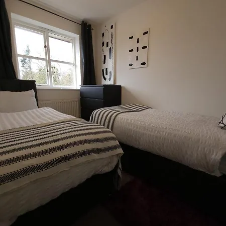 Bradley Stoke Retreat: Refurbished For Extended Group *