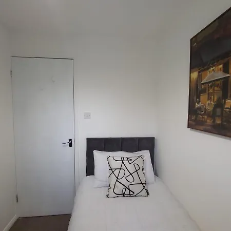 Bradley Stoke Retreat: Refurbished For Extended Group *
