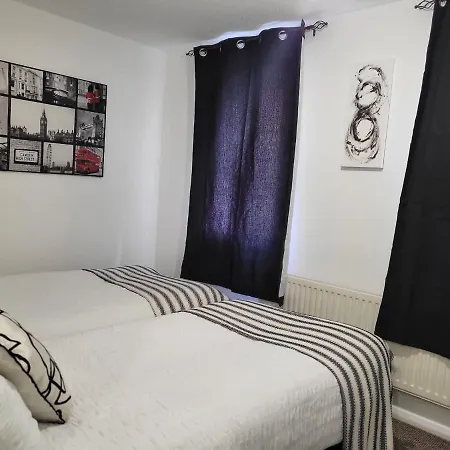 Apartamento Newly Refurbished In Bradley Stoke, Near Cribbs Causeway, Bristol, For Long Stays, Group Stays, Contractors, Sleeps Up To 7 Guests, Free Parking!! Bristol