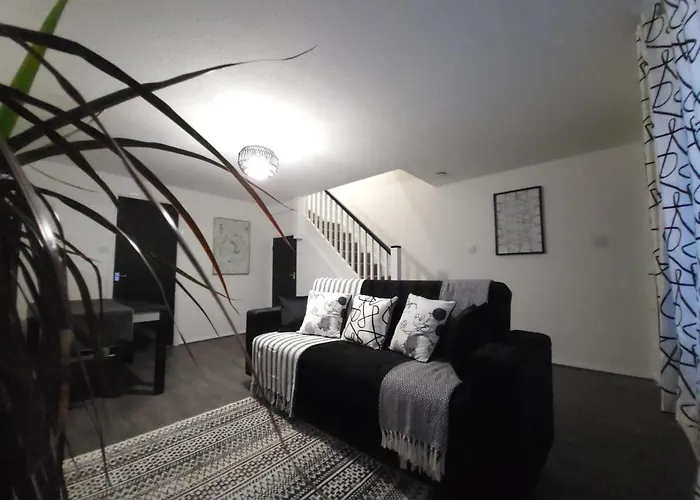 Newly Refurbished In Bradley Stoke, Near Cribbs Causeway, Bristol, For Long Stays, Group Stays, Contractors, Sleeps Up To 7 Guests, Free Parking!!