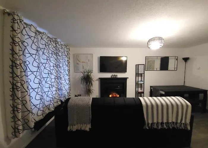 Newly Refurbished In Bradley Stoke, Near Cribbs Causeway, Bristol, For Long Stays, Group Stays, Contractors, Sleeps Up To 7 Guests, Free Parking!! Apartmán