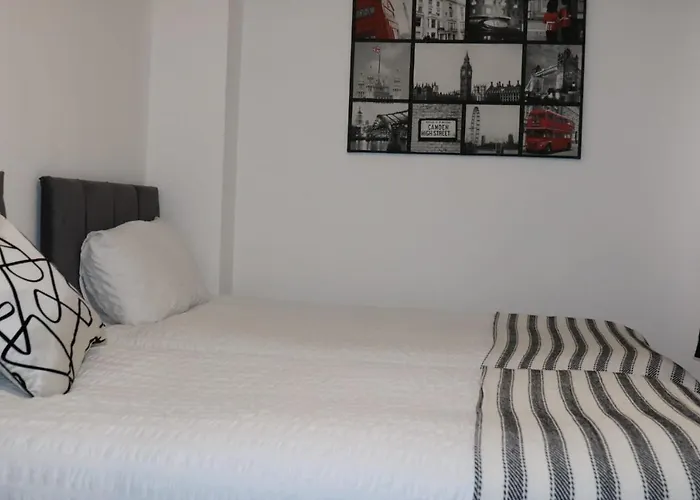 Newly Refurbished In Bradley Stoke, Near Cribbs Causeway, Bristol, For Long Stays, Group Stays, Contractors, Sleeps Up To 7 Guests, Free Parking!! Apartmán *