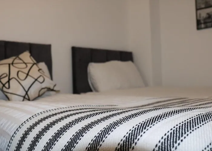 Newly Refurbished In Bradley Stoke, Near Cribbs Causeway, Bristol, For Long Stays, Group Stays, Contractors, Sleeps Up To 7 Guests, Free Parking!! Apartmán Bristol