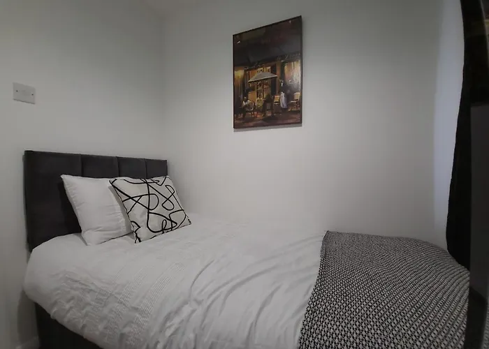 Newly Refurbished In Bradley Stoke, Near Cribbs Causeway, Bristol, For Long Stays, Group Stays, Contractors, Sleeps Up To 7 Guests, Free Parking!! *