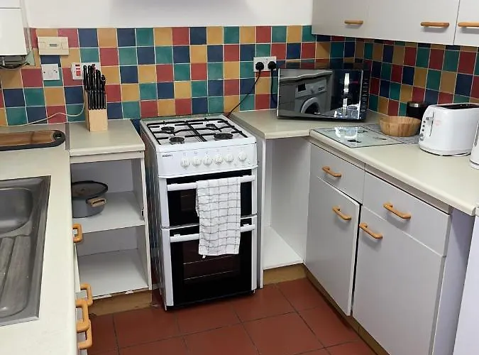 Newly Refurbished In Bradley Stoke, Near Cribbs Causeway, Bristol, For Long Stays, Group Stays, Contractors, Sleeps Up To 7 Guests, Free Parking!! *