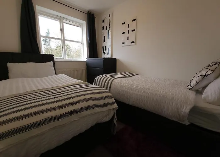 Newly Refurbished In Bradley Stoke, Near Cribbs Causeway, Bristol, For Long Stays, Group Stays, Contractors, Sleeps Up To 7 Guests, Free Parking!! *