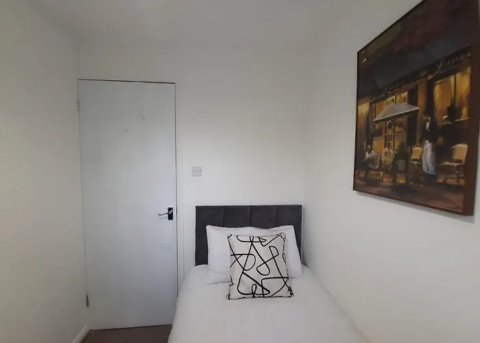 Newly Refurbished In Bradley Stoke, Near Cribbs Causeway, Bristol, For Long Stays, Group Stays, Contractors, Sleeps Up To 7 Guests, Free Parking!! *