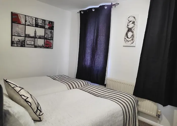 Apartmán Newly Refurbished In Bradley Stoke, Near Cribbs Causeway, Bristol, For Long Stays, Group Stays, Contractors, Sleeps Up To 7 Guests, Free Parking!! Bristol