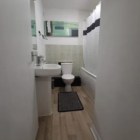 Newly Refurbished In Bradley Stoke, Near Cribbs Causeway, Bristol, For Long Stays, Group Stays, Contractors, Sleeps Up To 7 Guests, Free Parking!! Апартаменты