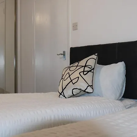 Newly Refurbished In Bradley Stoke, Near Cribbs Causeway, Bristol, For Long Stays, Group Stays, Contractors, Sleeps Up To 7 Guests, Free Parking!! Bristol
