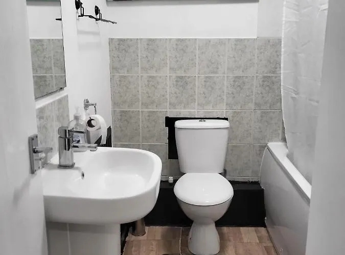 Newly Refurbished In Bradley Stoke, Near Cribbs Causeway, Bristol, For Long Stays, Group Stays, Contractors, Sleeps Up To 7 Guests, Free Parking!! *