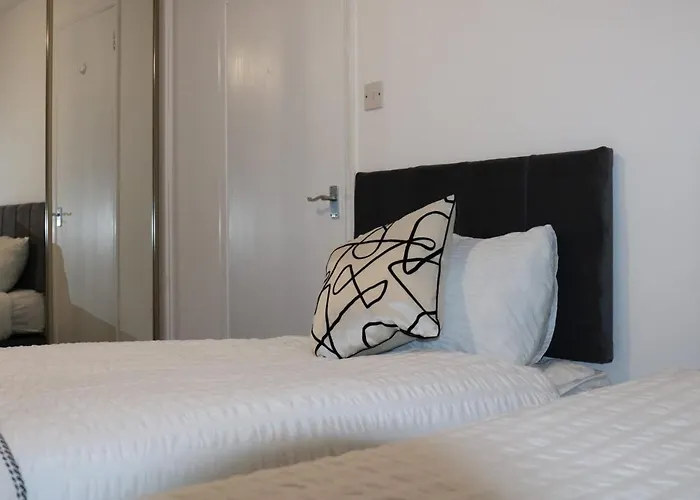 Newly Refurbished In Bradley Stoke, Near Cribbs Causeway, Bristol, For Long Stays, Group Stays, Contractors, Sleeps Up To 7 Guests, Free Parking!! 布里斯托